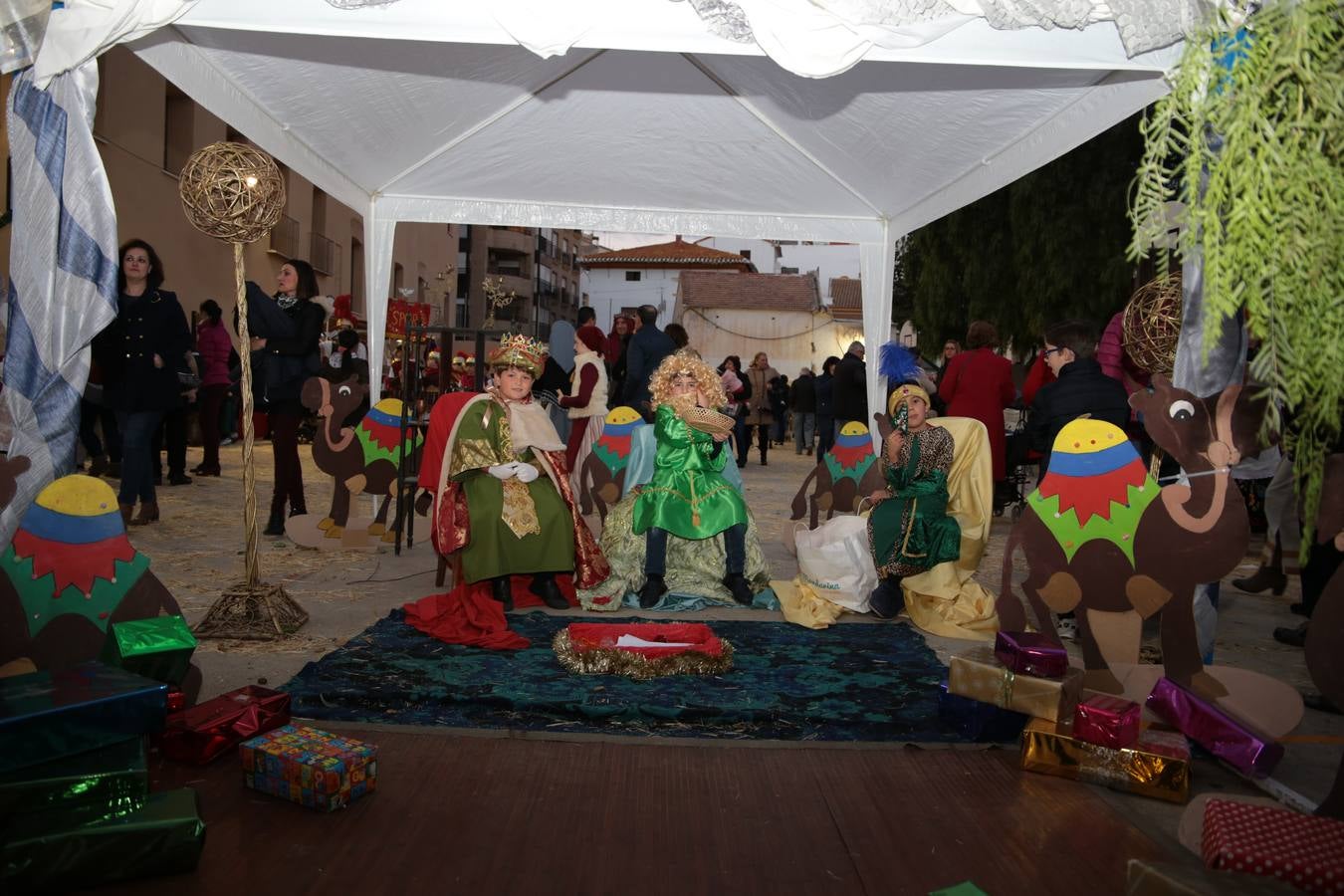 Unos cuatrocientos niños del colegio de San Francisco han recreado los principales pasajes del nacimiento de Jesús