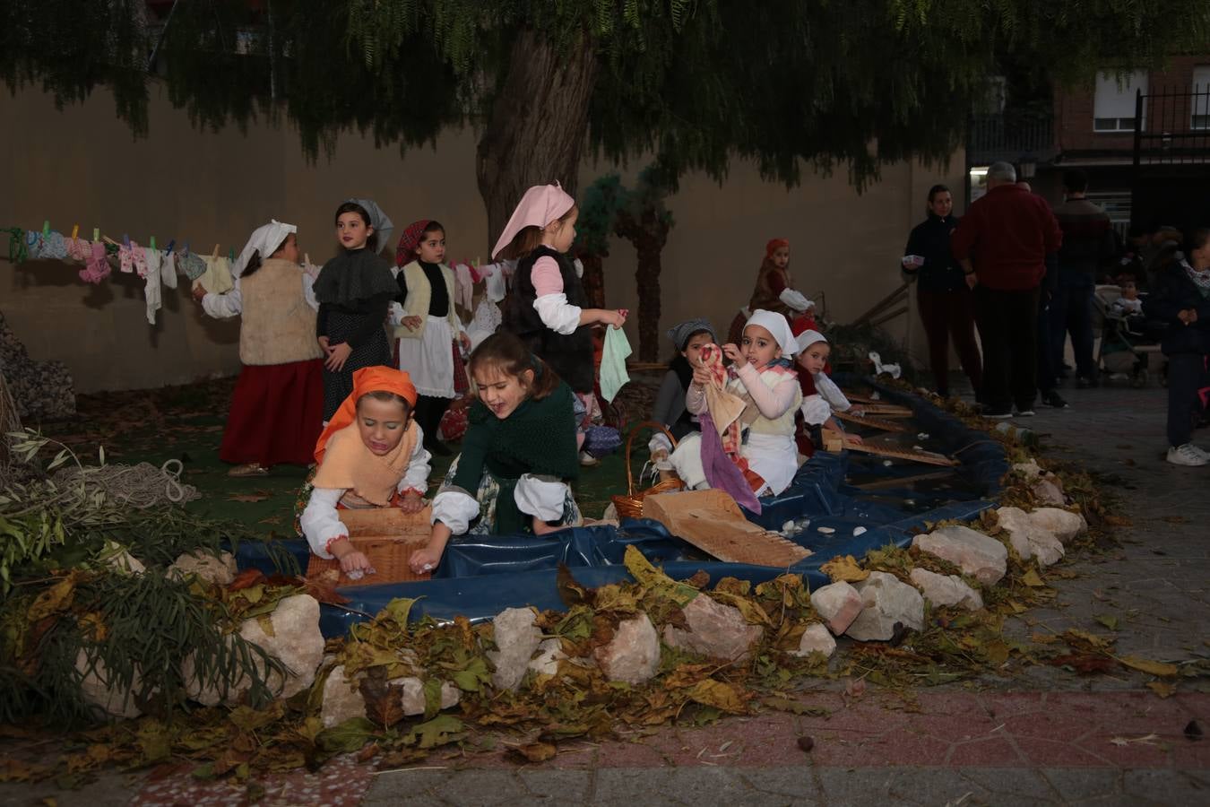 Unos cuatrocientos niños del colegio de San Francisco han recreado los principales pasajes del nacimiento de Jesús