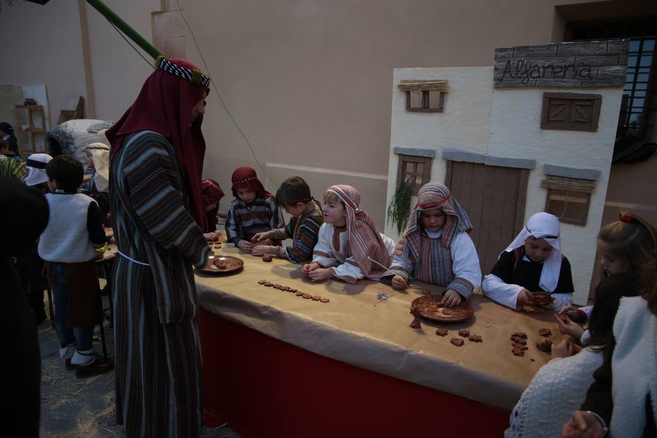 Unos cuatrocientos niños del colegio de San Francisco han recreado los principales pasajes del nacimiento de Jesús