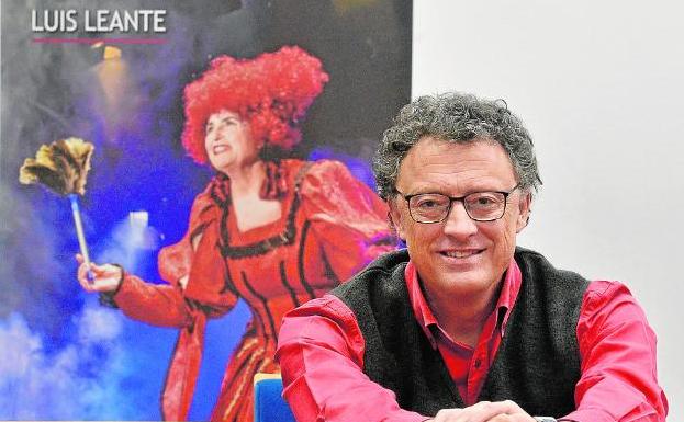 Luis Leante, en la Biblioteca Regional, con la carátula del libro 'Se ofrece mezzosoprano para labores del hogar', con la actriz Elvina Pineda caracterizada para la ocasión. 