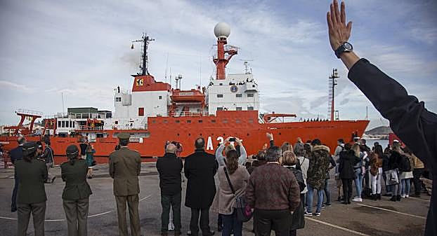 Varias personas despiden a la tripulación del buque 'Hespérides', ayer desde el muelle de La Curra. 