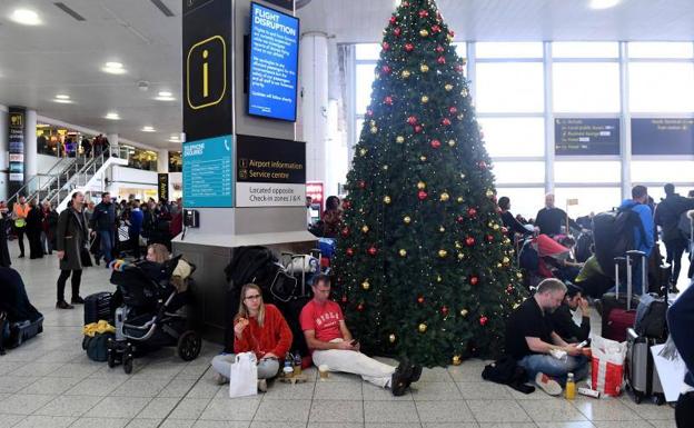 Miles de pasajeros se agolpan en las terminales del aeropuerto de Gatwick a la espera de que la situación se resuelva.