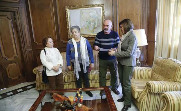 Josefina Pérez, Pepa Martínez y Bernardo Sánchez, con Peñalver. 