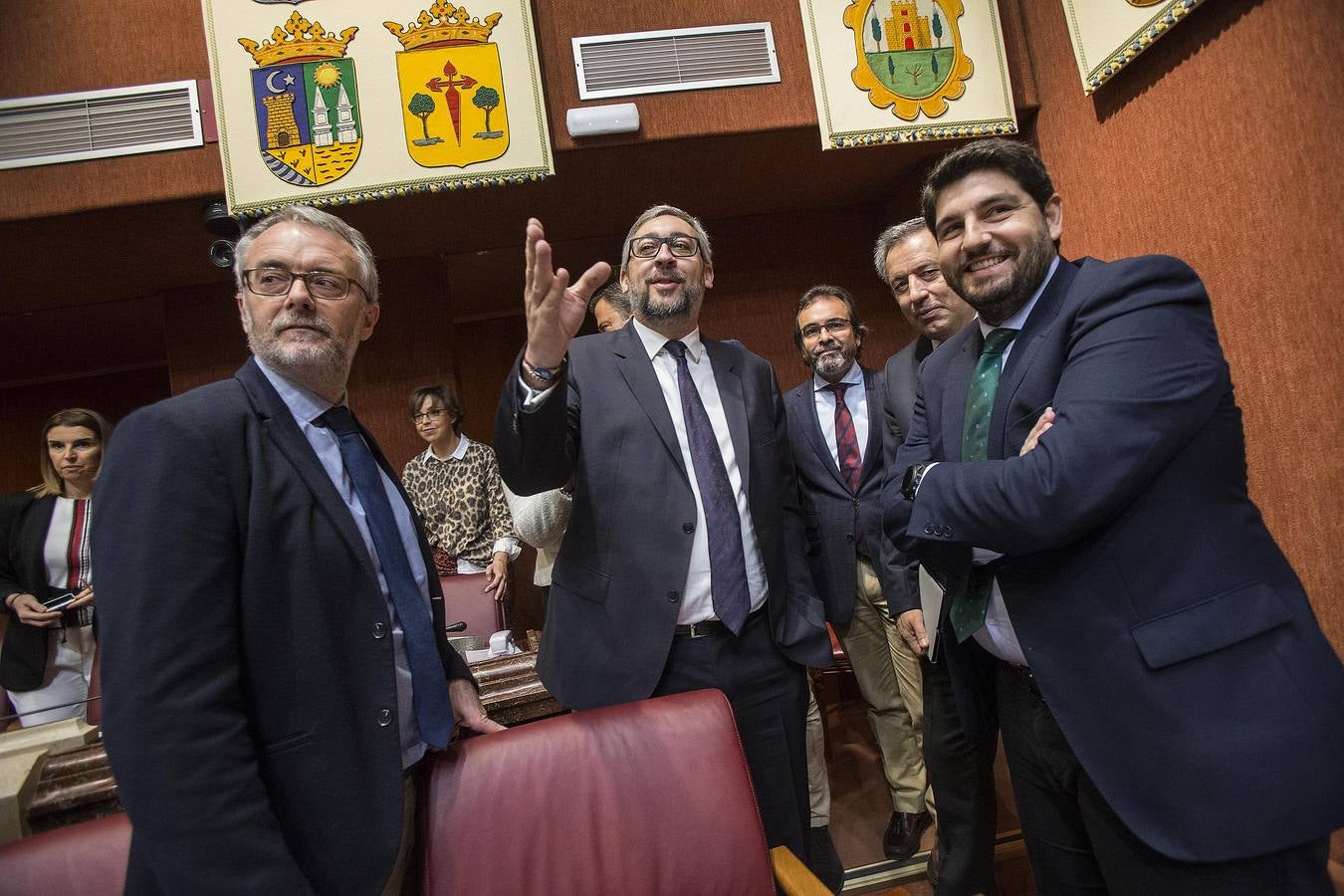 El diputado Domingo Segado junto al portavoz del GPP Víctor Martínez, los consejeros Pedro Rivera y De la Cierva y el presidente de la Comunidad, López Miras, en el Pleno de la Asamblea. 