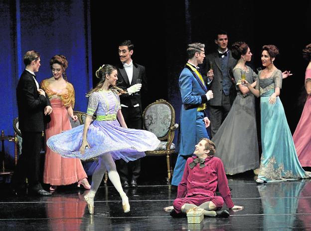 Un momento del ballet 'El Cascanueces', ayer, en el Auditorio Víctor Villegas de Murcia. 