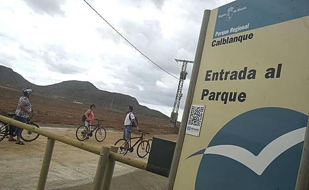 Ciclistas en una de las entradas al Parque Regional de Calblanque. 
