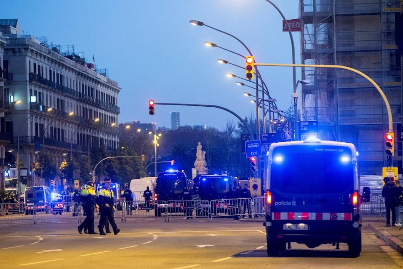 El presidente del Gobierno, Pedro Sánchez, preside este viernes el Consejo de Ministros en la Llotja de Mar de Barcelona. La ciudad condal vive una jornada de concentraciones y protestas de la mano de los CDR.