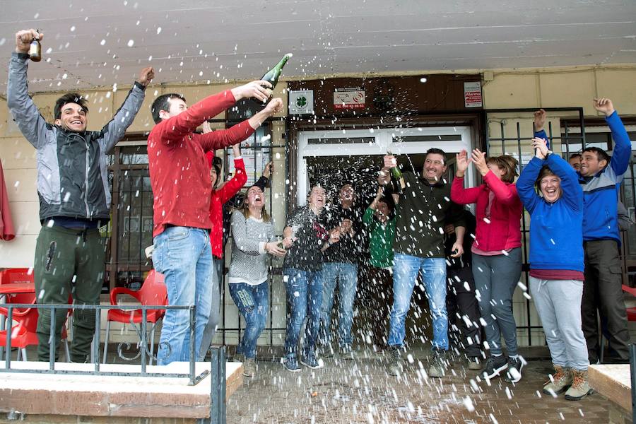 Vecinos agraciados con parte del gordo de la lotería Nacional, celebran su premio en Quiruelas de Vidriales, Zamora.