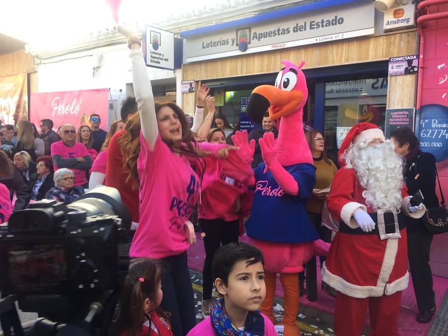 Vecinos de San Pedro celebran el Gordo en la administración 'El Perolo'.