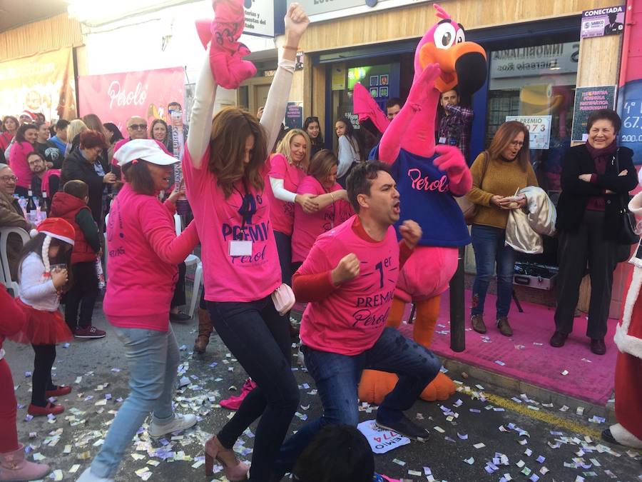 Vecinos de San Pedro celebran el Gordo en la administración 'El Perolo'.