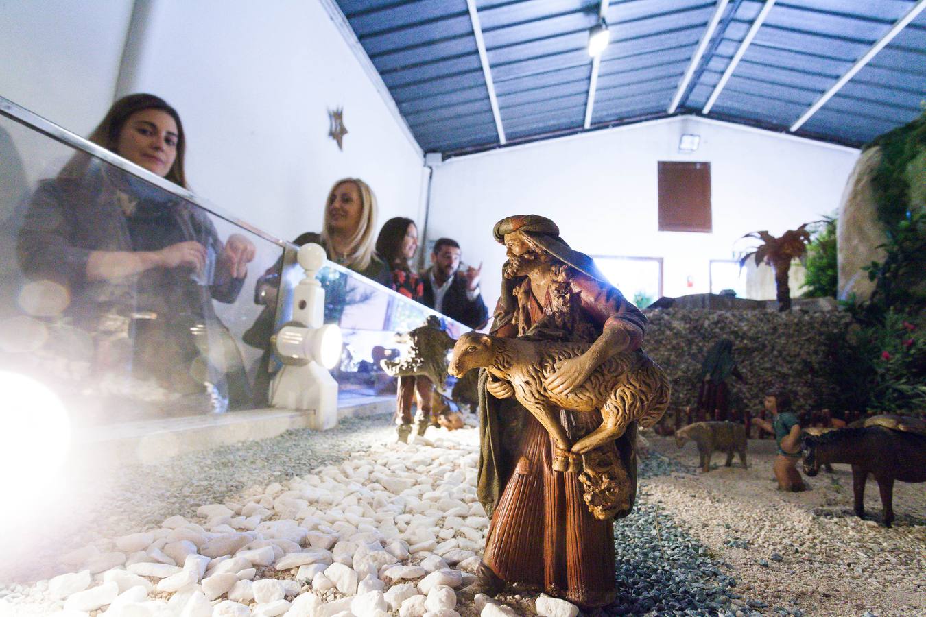 El presidente de la Federación de Peñas y las Reinas de la Huerta inauguraron el montaje navideño en su sede.