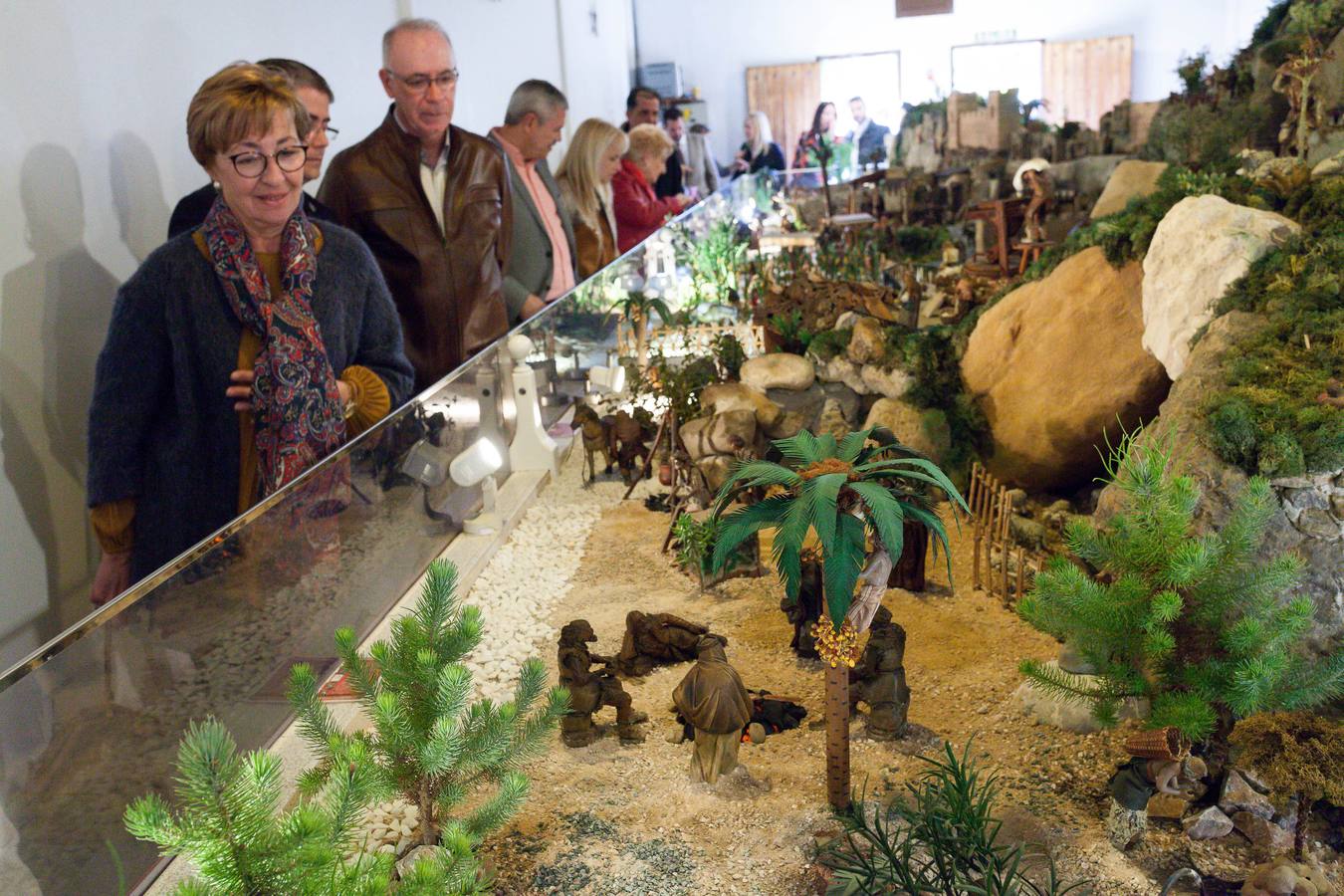 El presidente de la Federación de Peñas y las Reinas de la Huerta inauguraron el montaje navideño en su sede.