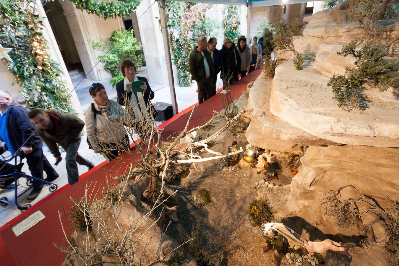 El belén municipal del Palacio Episcopal recrea el Nacimiento barroco de Salzillo y, además, es totalmente ecológico porque no se ha utilizado ningún pigmento artificial.