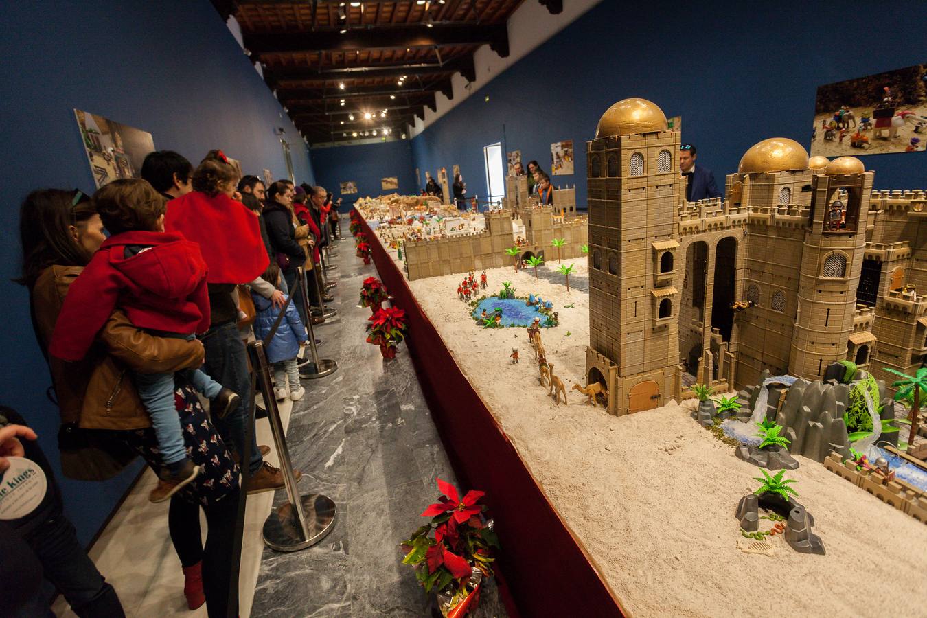 Uno de los belenes más curiosos y disfrutado por los niños es el del Centro Cultural Las Claras, con los muñecos de Playmobil. Tiene 350 metros cuadrados y 3.000 piezas.