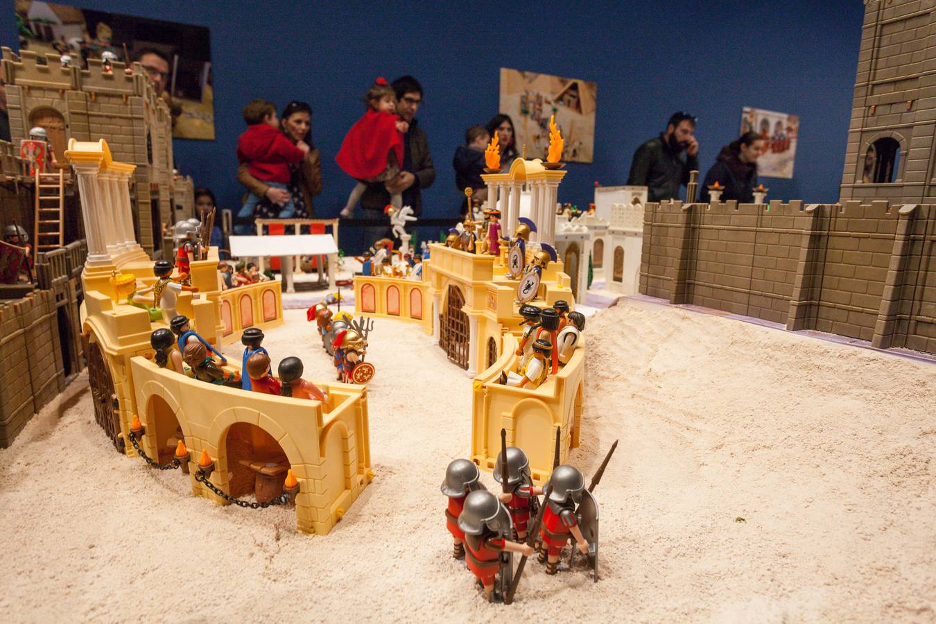 Uno de los belenes más curiosos y disfrutado por los niños es el del Centro Cultural Las Claras, con los muñecos de Playmobil. Tiene 350 metros cuadrados y 3.000 piezas.