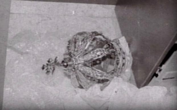 Corona de la Virgen del Castillo, que estaba guardada en una de las cajas y que los ladrones dejaron en el suelo.