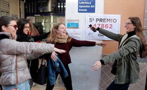 Alegría en Foios (Valencia), donde ha caído el primero de los quintos premios de Navidad.