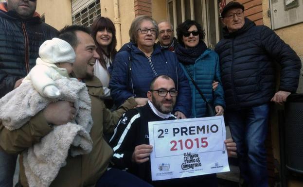 Vecinos de la localidad de Almansa festejan el segundo premio de la Lotería.