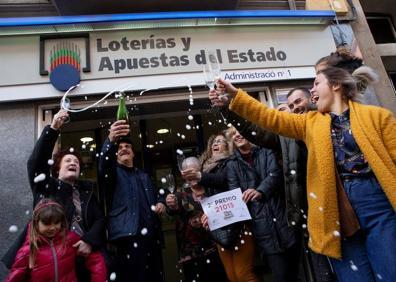 Imagen secundaria 1 - Celebraciones en las administraciones de Pedreguer, Castellbisbal y los niños que han cantado el segundo premio.