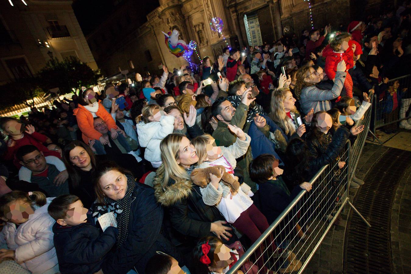 Un ballet de renos, estrellas, zancudos y elfos le recibió en la plaza de Belluga