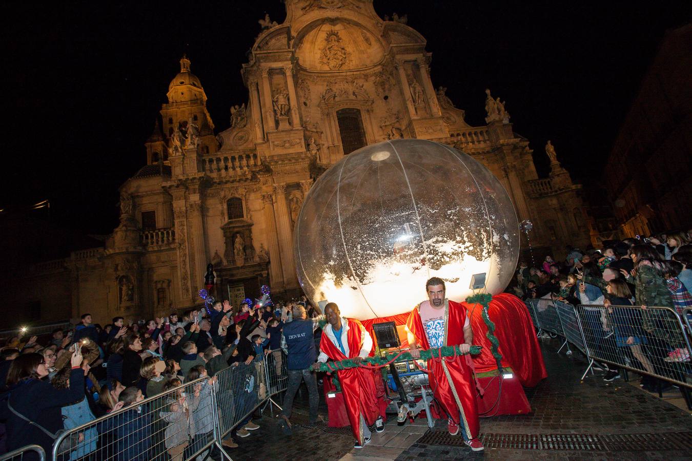 Un ballet de renos, estrellas, zancudos y elfos le recibió en la plaza de Belluga