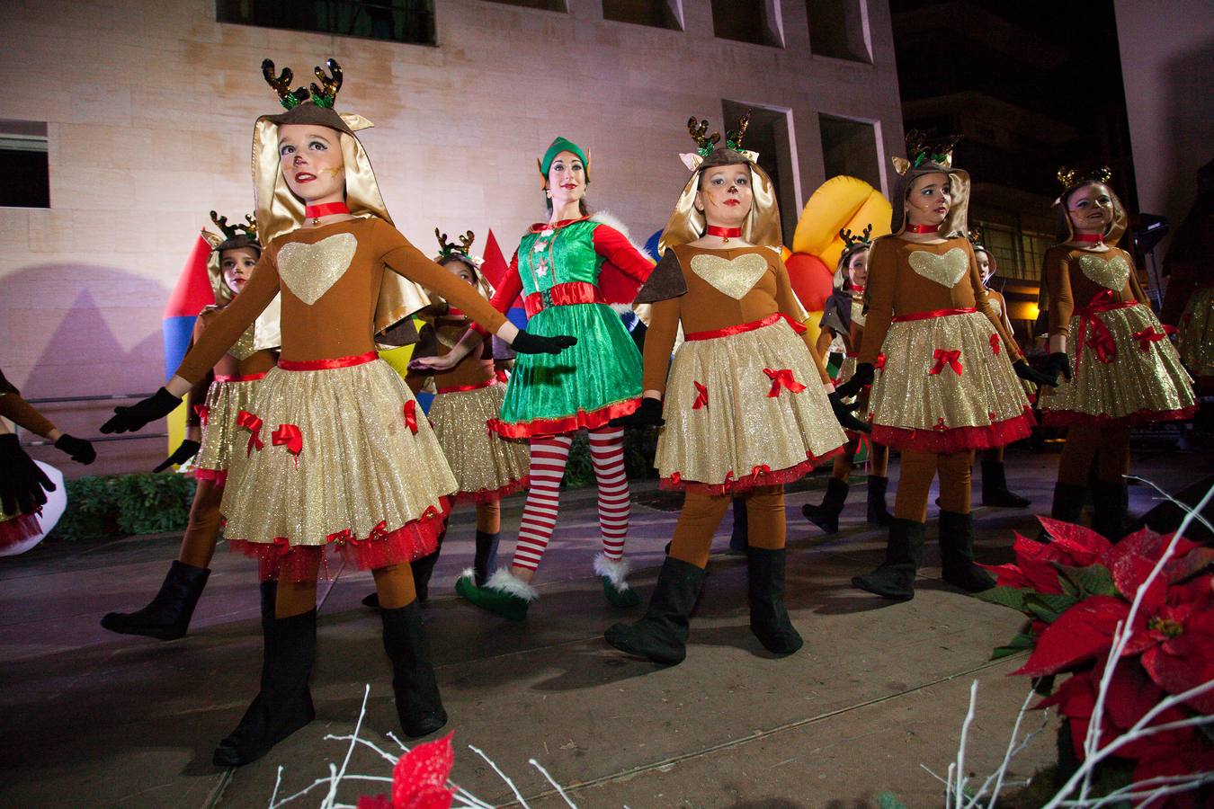 Un ballet de renos, estrellas, zancudos y elfos le recibió en la plaza de Belluga