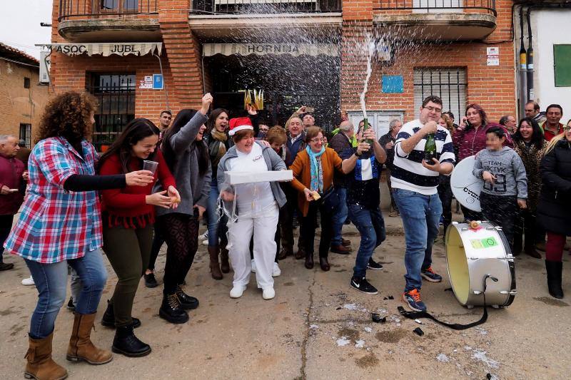 Vecinos de San Román de la Hornija (Valladolid) celebran en la plaza los 2,4 millones de euros en premios del número 7.568, agraciado hoy con uno de los quintos premios del sorteo de Navidad de la Lotería Nacionalque ha llevdo el bar de la localidad desde la administración de lotería de Toro (Zamora). 