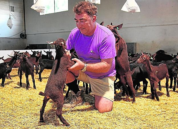 Un ganadero de la cooperativa ganadera Kpra, en Mula. 