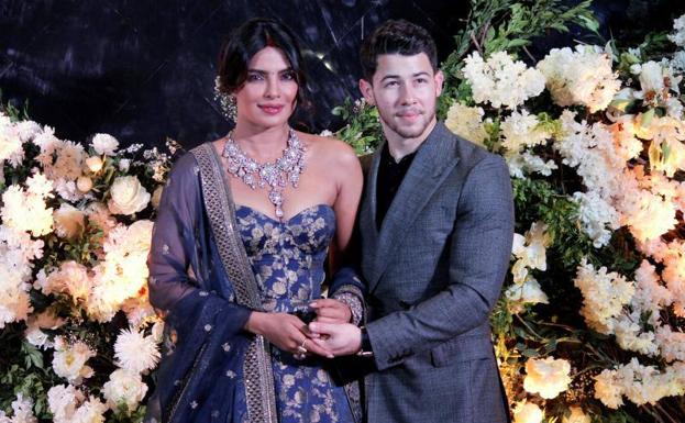La actriz Priyanka Chopra y el cantante Nick Jonas durante la recepción de su boda en Bombay.