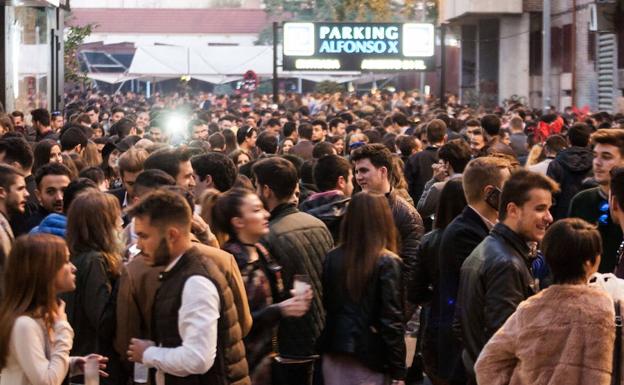 Jóvenes en la calle celebrando el día de nochebuena del año pasado.