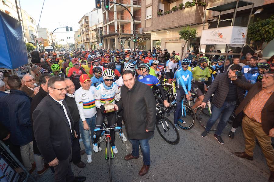 Valverde se formó en el equipo Azulejo J. Ramos de este núcleo de población en el que ha firmado una gran cantidad de autógrafos y se ha fotografiado con todas las personas que se lo han pedido.