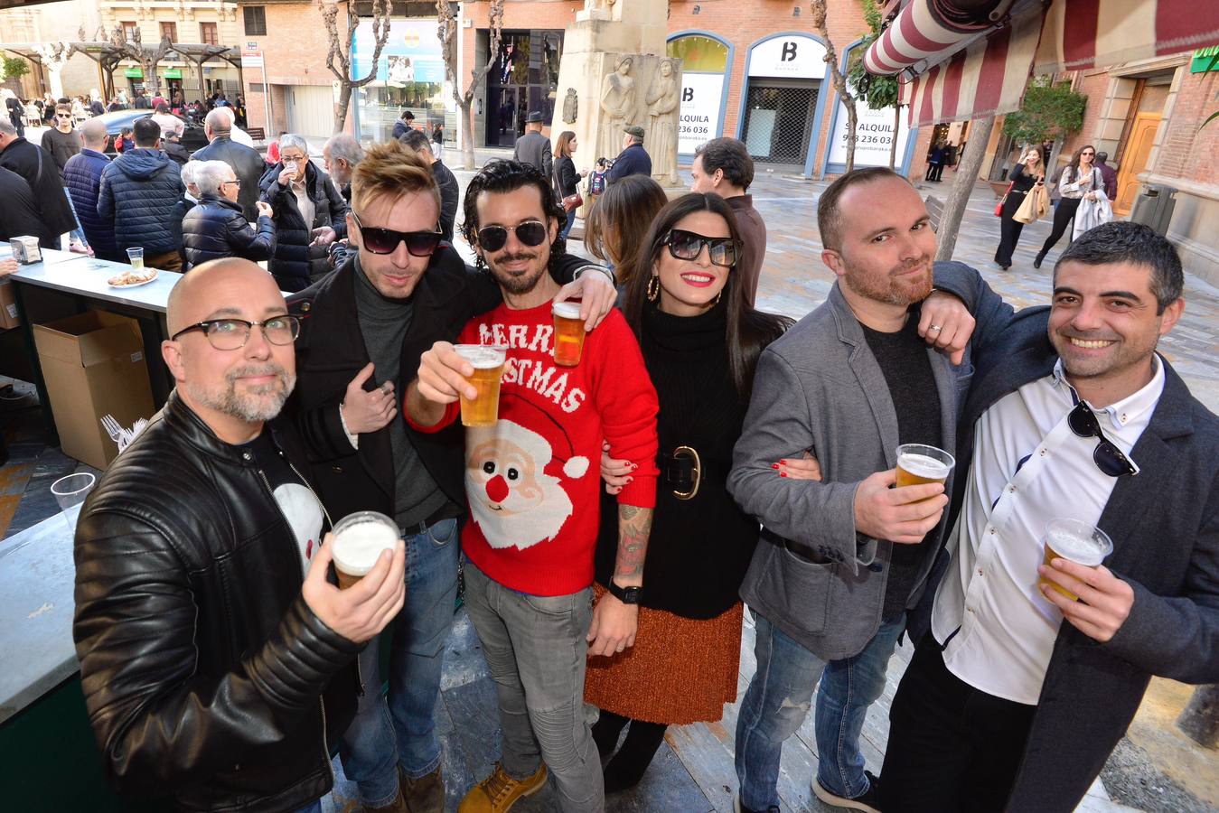 El centro de Murcia se ha convertido en un hervidero de gente que ha abarrotado bares y terrazas en el tradicional aperitivo previo a la cena de nochebuena