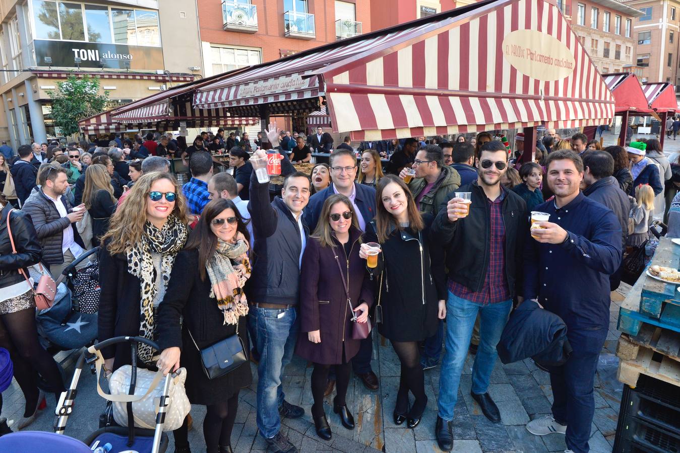 El centro de Murcia se ha convertido en un hervidero de gente que ha abarrotado bares y terrazas en el tradicional aperitivo previo a la cena de nochebuena