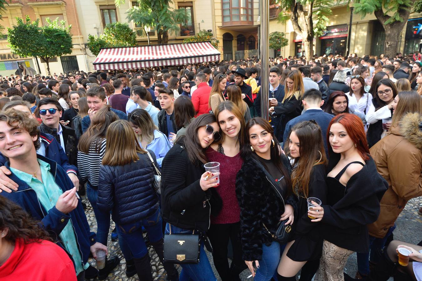 El centro de Murcia se ha convertido en un hervidero de gente que ha abarrotado bares y terrazas en el tradicional aperitivo previo a la cena de nochebuena