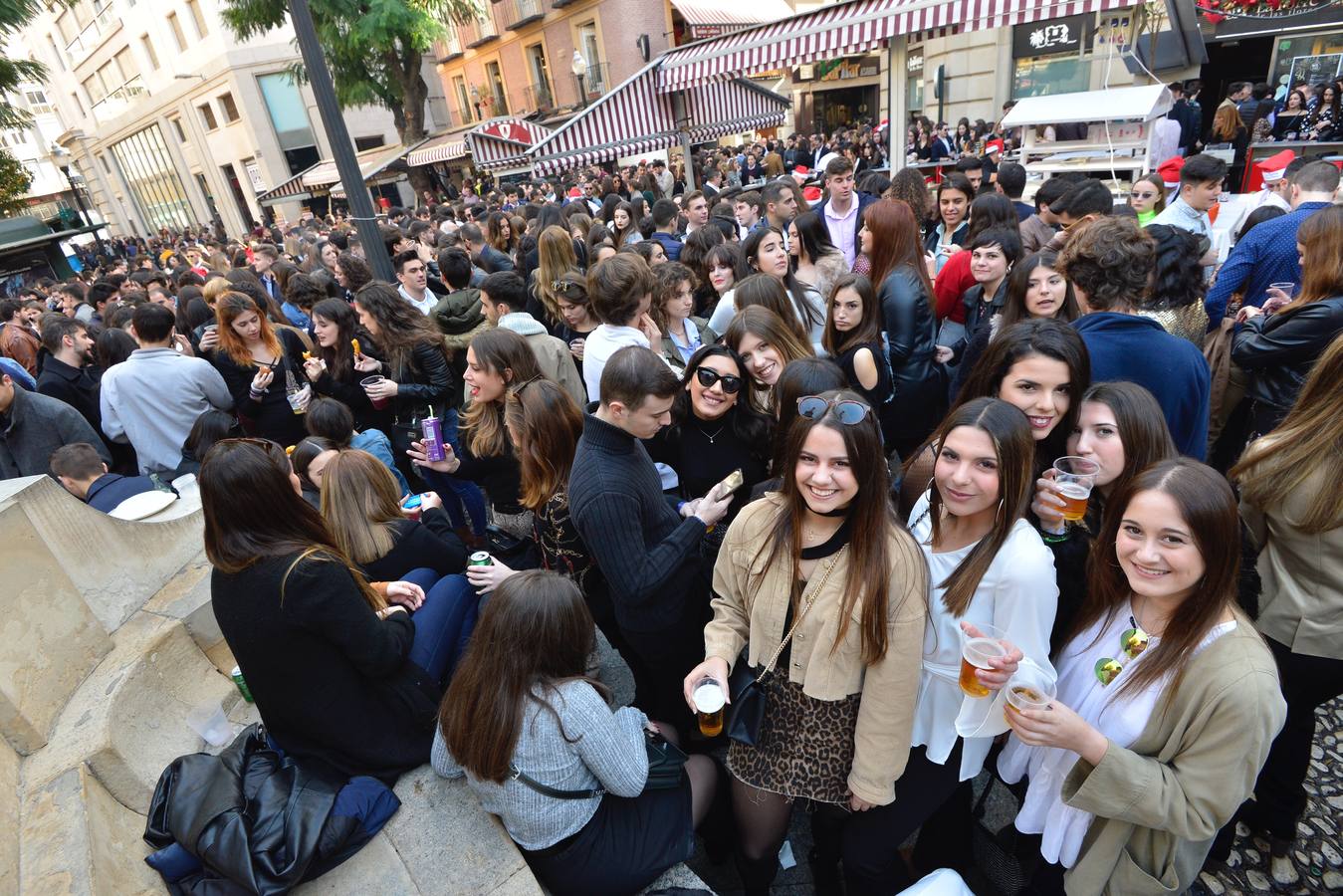 El centro de Murcia se ha convertido en un hervidero de gente que ha abarrotado bares y terrazas en el tradicional aperitivo previo a la cena de nochebuena