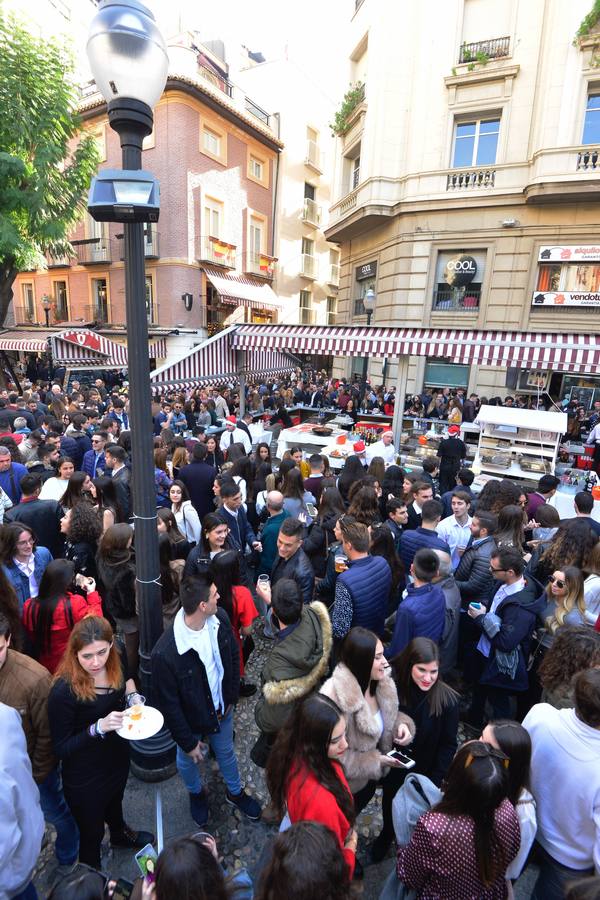 El centro de Murcia se ha convertido en un hervidero de gente que ha abarrotado bares y terrazas en el tradicional aperitivo previo a la cena de nochebuena