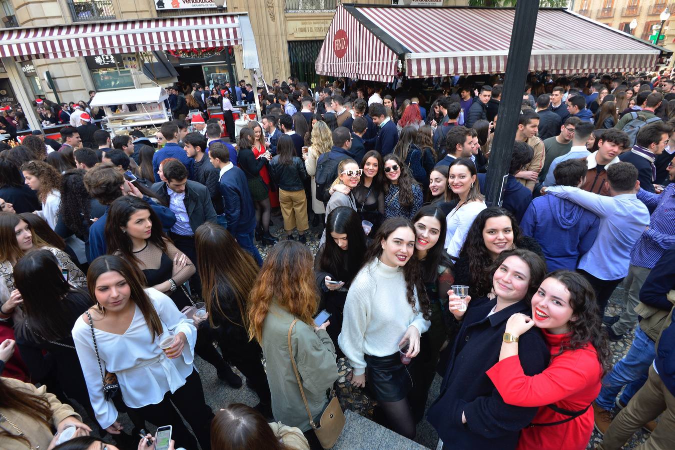 El centro de Murcia se ha convertido en un hervidero de gente que ha abarrotado bares y terrazas en el tradicional aperitivo previo a la cena de nochebuena