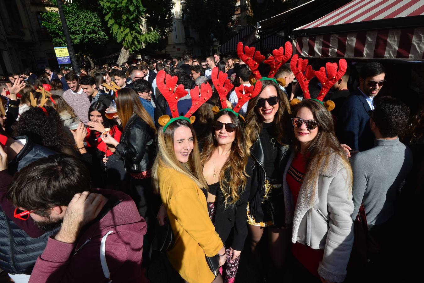 El centro de Murcia se ha convertido en un hervidero de gente que ha abarrotado bares y terrazas en el tradicional aperitivo previo a la cena de nochebuena