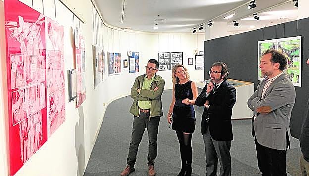 El consejero de Presidencia, Pedro Rivera (c), en la inauguración de la muestra en la Biblioteca Regional. 