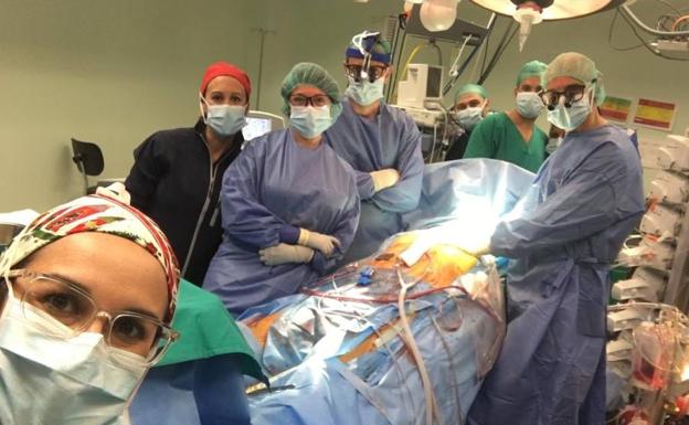 El equipo del doctor Sergio Cánovas, durante el trasplante de corazón realizado ayer en La Arrixaca.