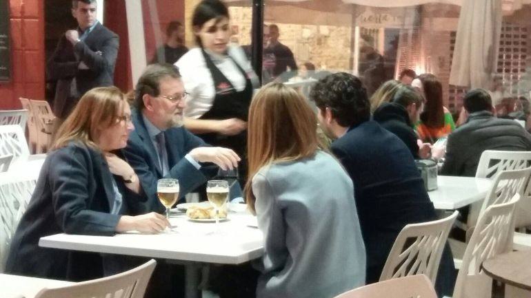 09/02/2018. Rajoy, de cañas en Cartagena y de boda en Murcia. El presidente del Gobierno, de visita privada en la Región, se reúne con Fernando López Miras, y juntos completan una ruta por el Monte de las Cenizas, en el entorno del Parque Natural de Calblanque, y la bahía de Portmán "en perfecta sintonía". 