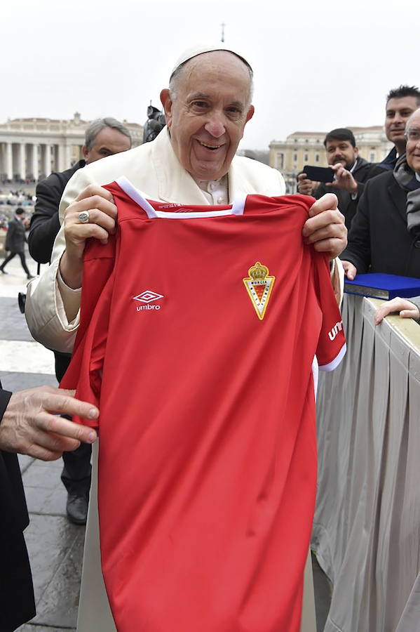 14/02/2018. El Papa recibe en el Vaticano a una delegación de Caravaca de la Cruz encabezada por el obispo, que le hace entrega del óbolo de los peregrinos del Año Jubilar. En la imagen, Francisco con la camiseta del Real Murcia durante la visita a Roma de la delegación. 