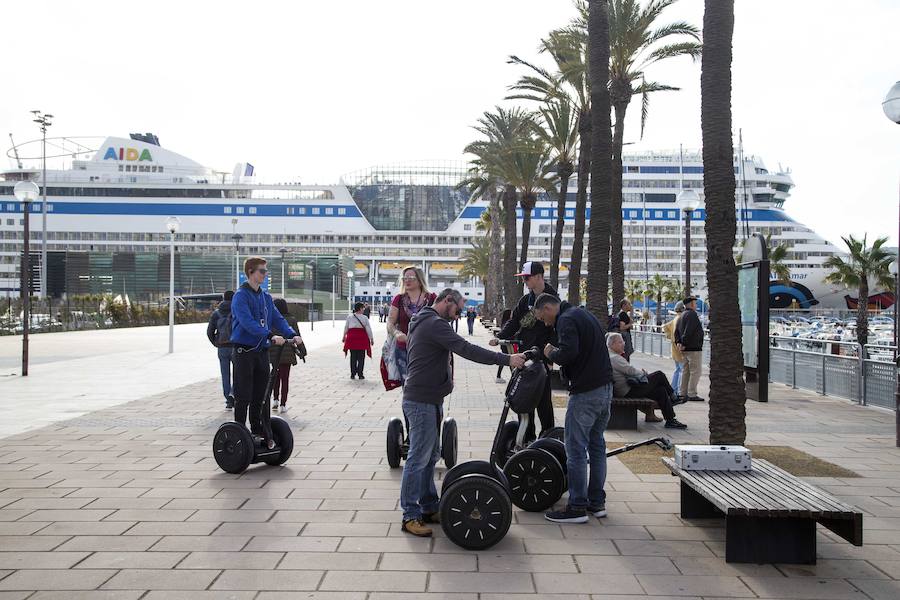 El buque Aidamar, perteneciente a la naviera alemana Aida Cruises, llegó procedente de Lisboa con más de 2.500 pasajero