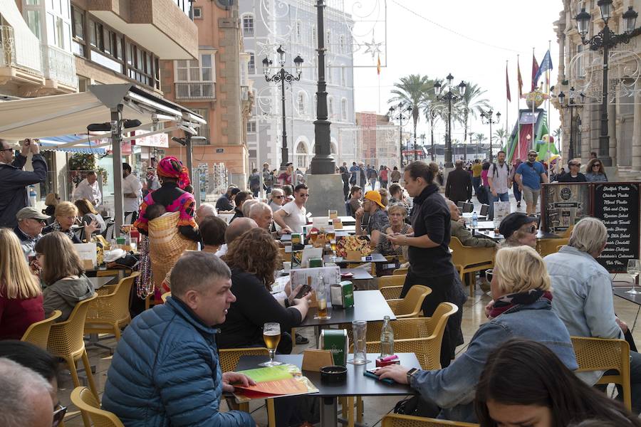 El buque Aidamar, perteneciente a la naviera alemana Aida Cruises, llegó procedente de Lisboa con más de 2.500 pasajero