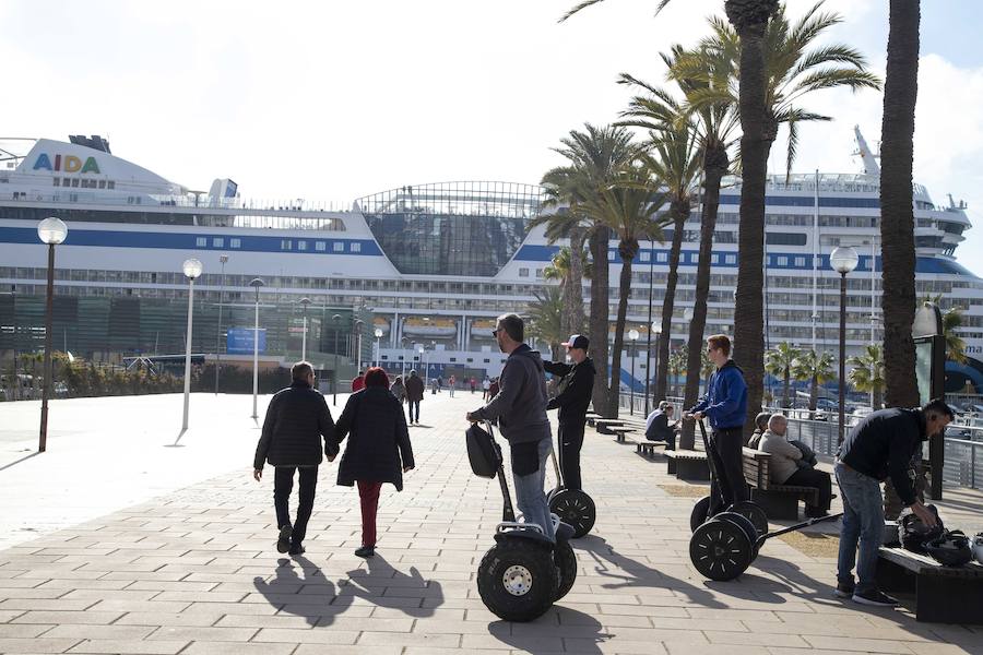 El buque Aidamar, perteneciente a la naviera alemana Aida Cruises, llegó procedente de Lisboa con más de 2.500 pasajero