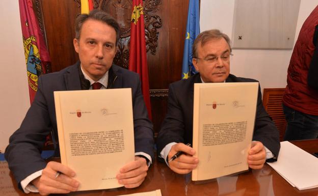 El consejero de Fomento e Infraestructuras, Patricio Valverde, y el alcalde de Lorca, Fulgencio Gil, firman el convenio para las ayudas a los vecinos damnificados por los terremotos de Lorca.