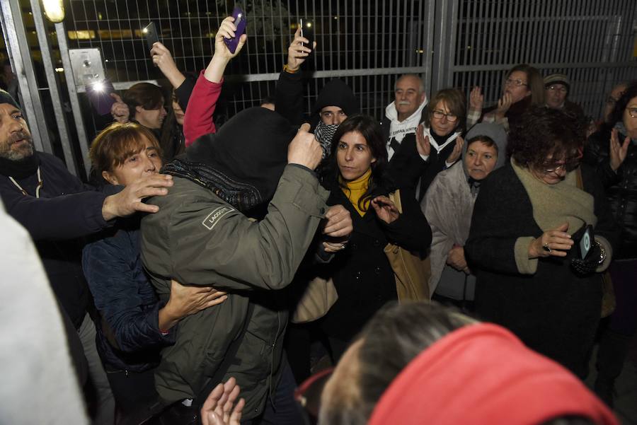 19/01/2018. El detenido por los ataques a la obra del AVE fabricó y dio explosivos a menores, uno de ellos arrestado y el otro imputado. La Policía halla en su casa mecha, un tirachinas de caza y un croquis de los trabajos en las vías. Los artefactos pudieron causar «amputaciones y hasta la muerte», según los investigadores. En la foto, el detenido a la salida del juzgado.