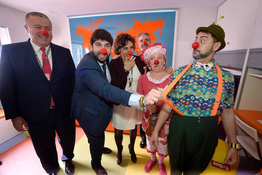 La cara más amable de la ministra. Dolors Montserrat visita el hospital infantil de La Arrixaca con los payasos de Pupaclown y llama a los partidos a apoyar el pacto de la financiación. 