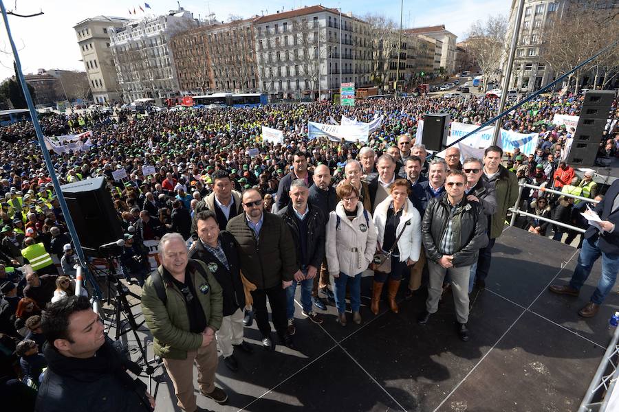 Masiva manifestación de regantes de Murcia, Almería y Alicante en Madrid. Más de 50.000 manifestantes se concentran frente al Ministerio de Agricultura. El presidente de la Comunidad, varios alcaldes y los líderes del PSOE y Ciudadanos participan en la protesta para reclamar agua. El Círculo por el Agua califica de «histórica» la movilización, al haber superado todas las expectativas iniciales. Miles de ciudadanos secundan la primera protesta que protagonizan los regantes del Levante y el Sureste en la capital de España. El portavoz del Círculo por el Agua, Lucas Jiménez, advierte: «Volveremos a Madrid cuando sea necesario. No nos van a parar», avisa al reclamar soluciones a corto y largo plazo para el déficit de agua de la Región de Murcia, Alicante y Almería. 