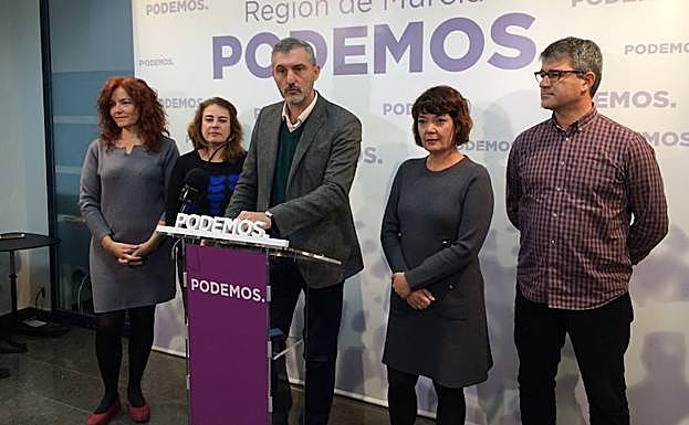 Rueda de prensa de Podemos Región de Murcia tras el desayuno informativo, este jueves. 